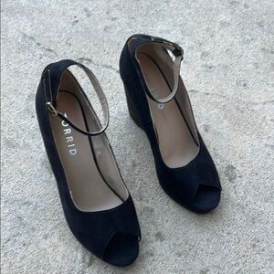 Torrid Women's Black Faux Suede Gold Stud Ankle Strap Peep Toe Wedge Heel Size 9